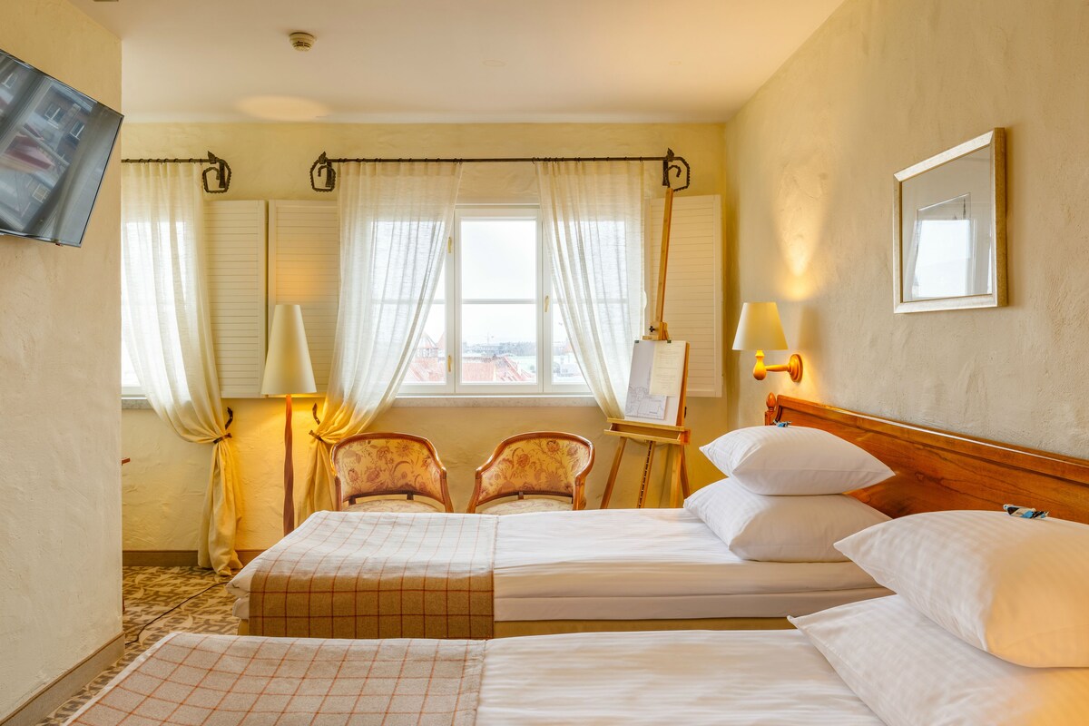 Superior Twin Room | Minibar, in-room safe, desk, blackout curtains