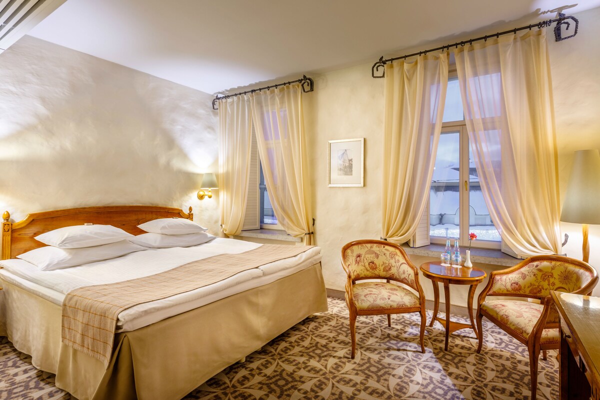 Superior Double Room | Minibar, in-room safe, desk, blackout curtains