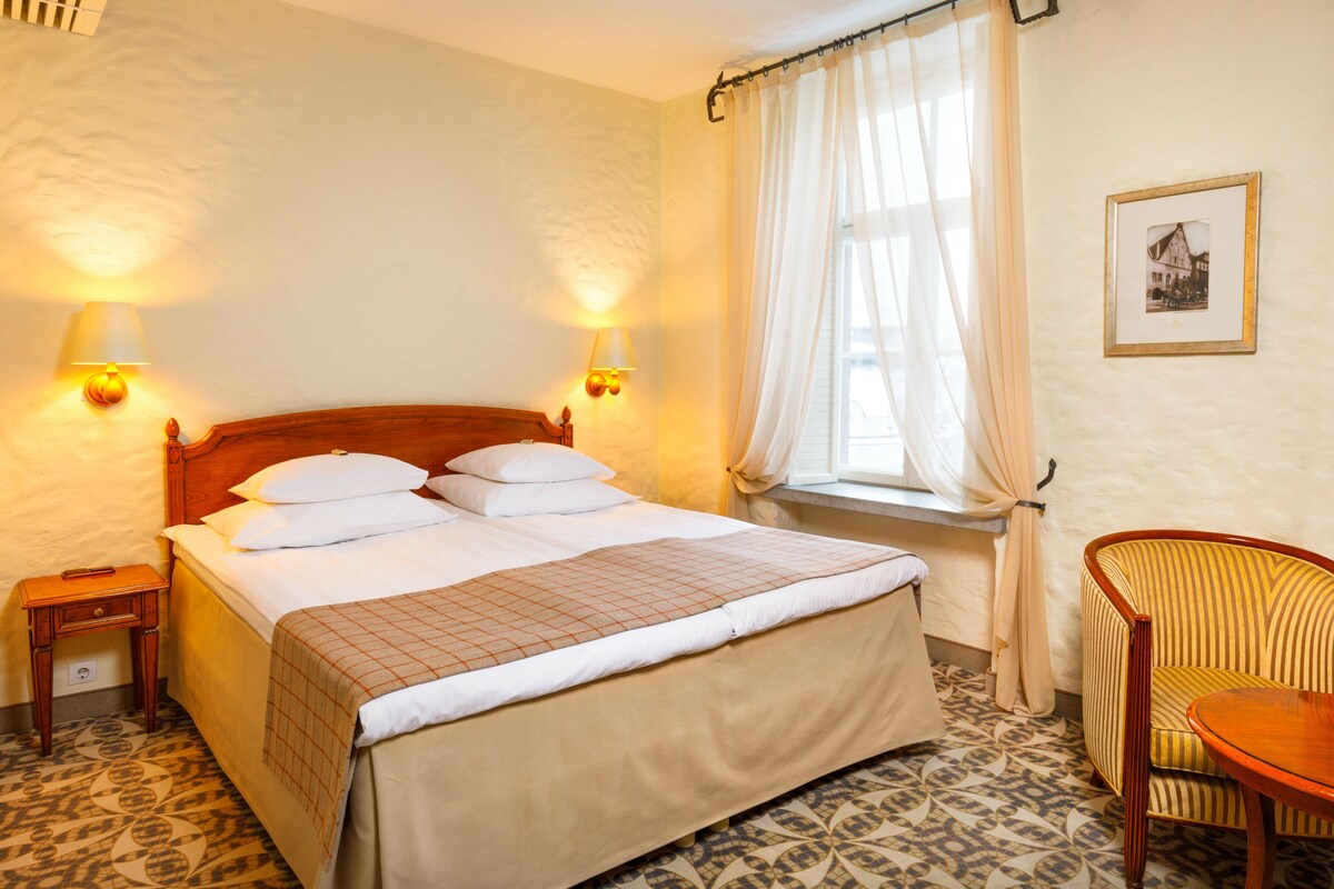 Classic Double Room, 1 Queen Bed | Minibar, in-room safe, desk, blackout curtains