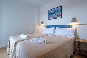 Decoración personalizada, muebles diferentes, cortinas blackout y cunas 