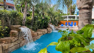 Piscine extérieure (ouverte en saison)