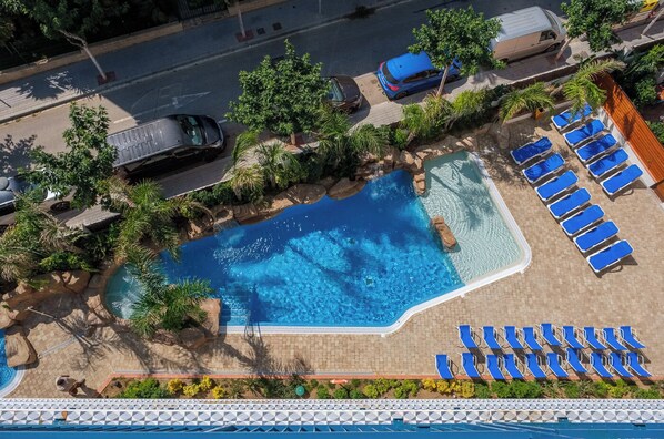 Piscine couverte, piscine extérieure (ouverte en saison)