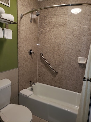 Standard-huone, 1 keskisuuri parisänky, tupakointi kielletty | Kylpyhuone | Kylpyamme, hiustenkuivaaja, pyyhkeet