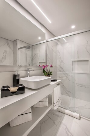 The Level, Suite | Badkamervoorzieningen | Een douche,  milieuvriendelijk toiletgerief, een haardroger, badjassen