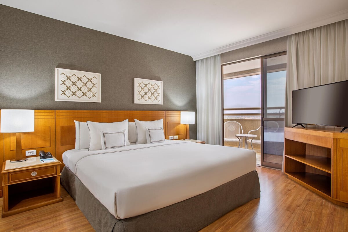 1 bedroom, hypo-allergenic bedding, minibar, in-room safe