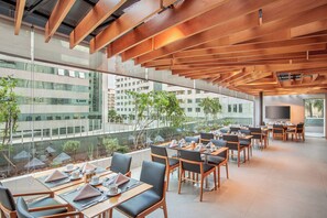 供應早餐、午餐、晚餐;本地及多國菜