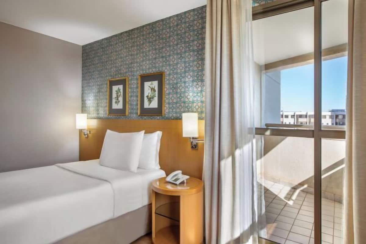 Hypoallergeen beddengoed, een minibar, een kluis op de kamer