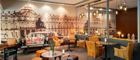 Een modern interieur met een verzameling oldtimers, comfortabele zitplaatsen en een stadsmuur als decoratie.