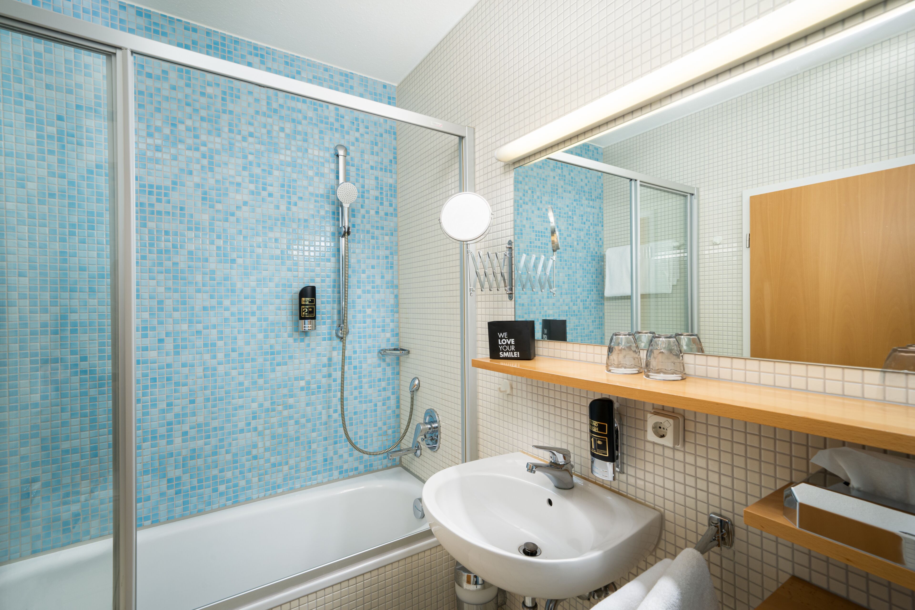 junior suite | bathroom | free toiletries, hair dryer, towels