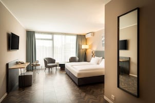 Hypo-allergenic bedding, in-room safe, desk, laptop workspace