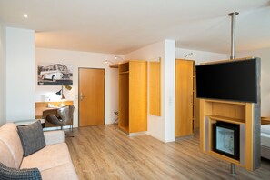 Junior-Suite | Allergikerbettwaren, Minibar, Zimmersafe, Schreibtisch