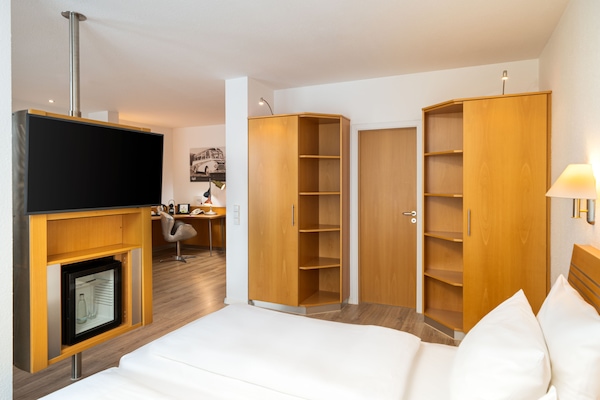 Junior Suite | Hypo-allergenic bedding available, in-room safe, desk, laptop workspace