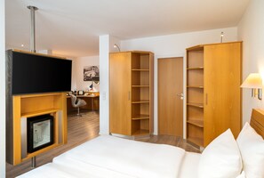 Junior-Suite | Allergikerbettwaren, Minibar, Zimmersafe, Schreibtisch