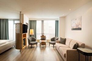 Hypo-allergenic bedding, minibar, in-room safe, desk