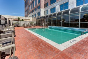 Una piscina techada, una piscina al aire libre