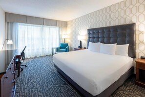 Skrivebord, blendingsgardiner og strykejern/-brett