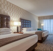 Escritorio, cortinas blackout y tabla de planchar con plancha 