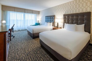 Skrivebord, blendingsgardiner og strykejern/-brett