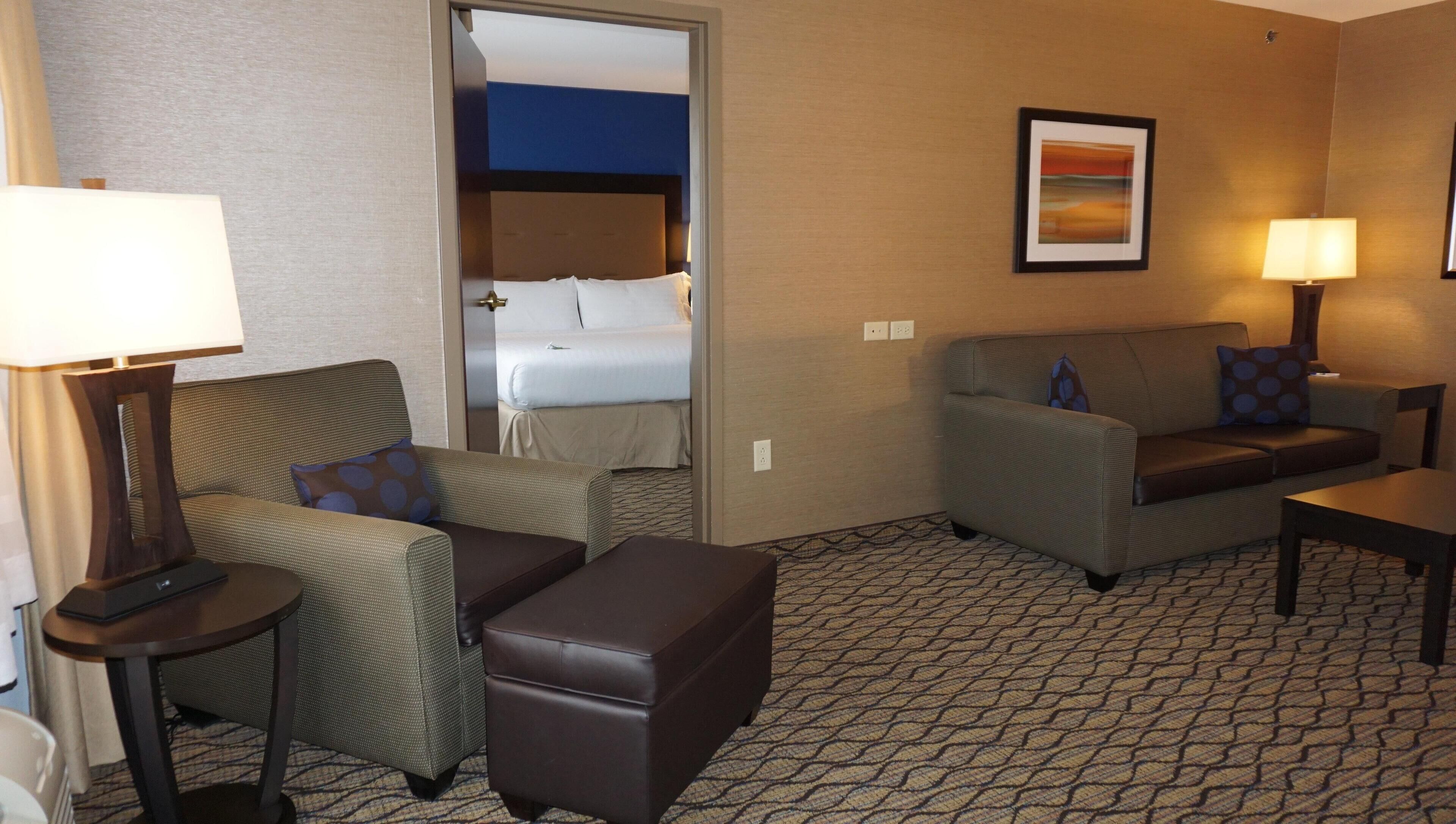 2 bedrooms, in-room safe, desk, blackout drapes