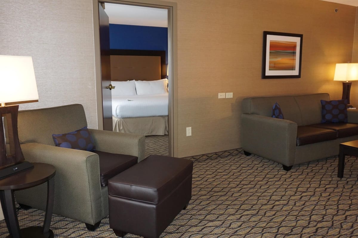 2 bedrooms, in-room safe, desk, blackout drapes