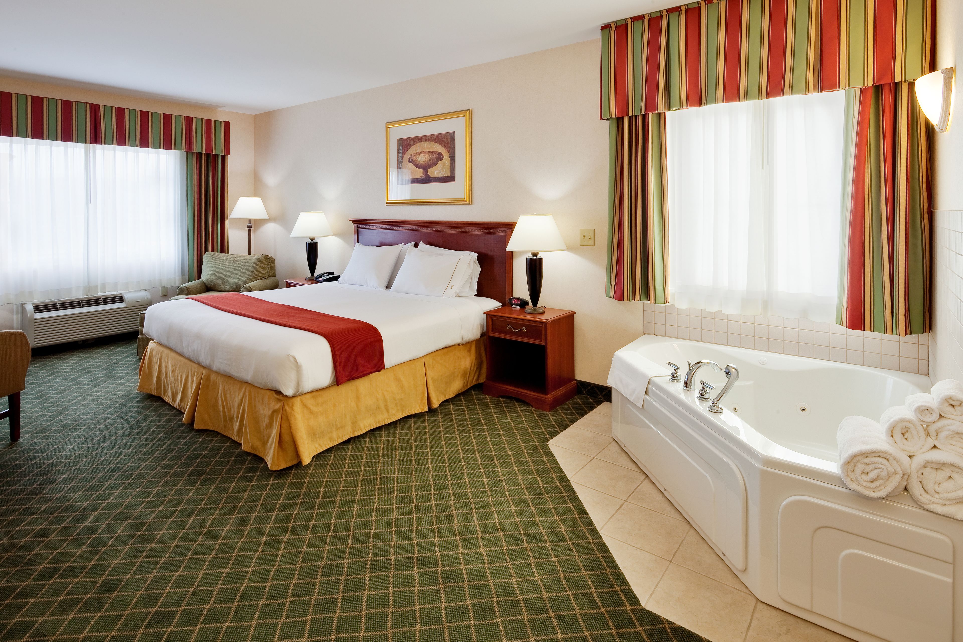 2 bedrooms, in-room safe, desk, blackout drapes