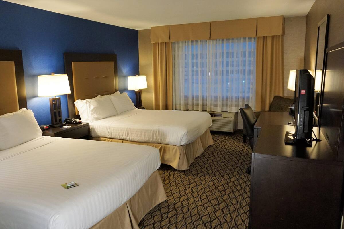 2 bedrooms, in-room safe, desk, blackout drapes