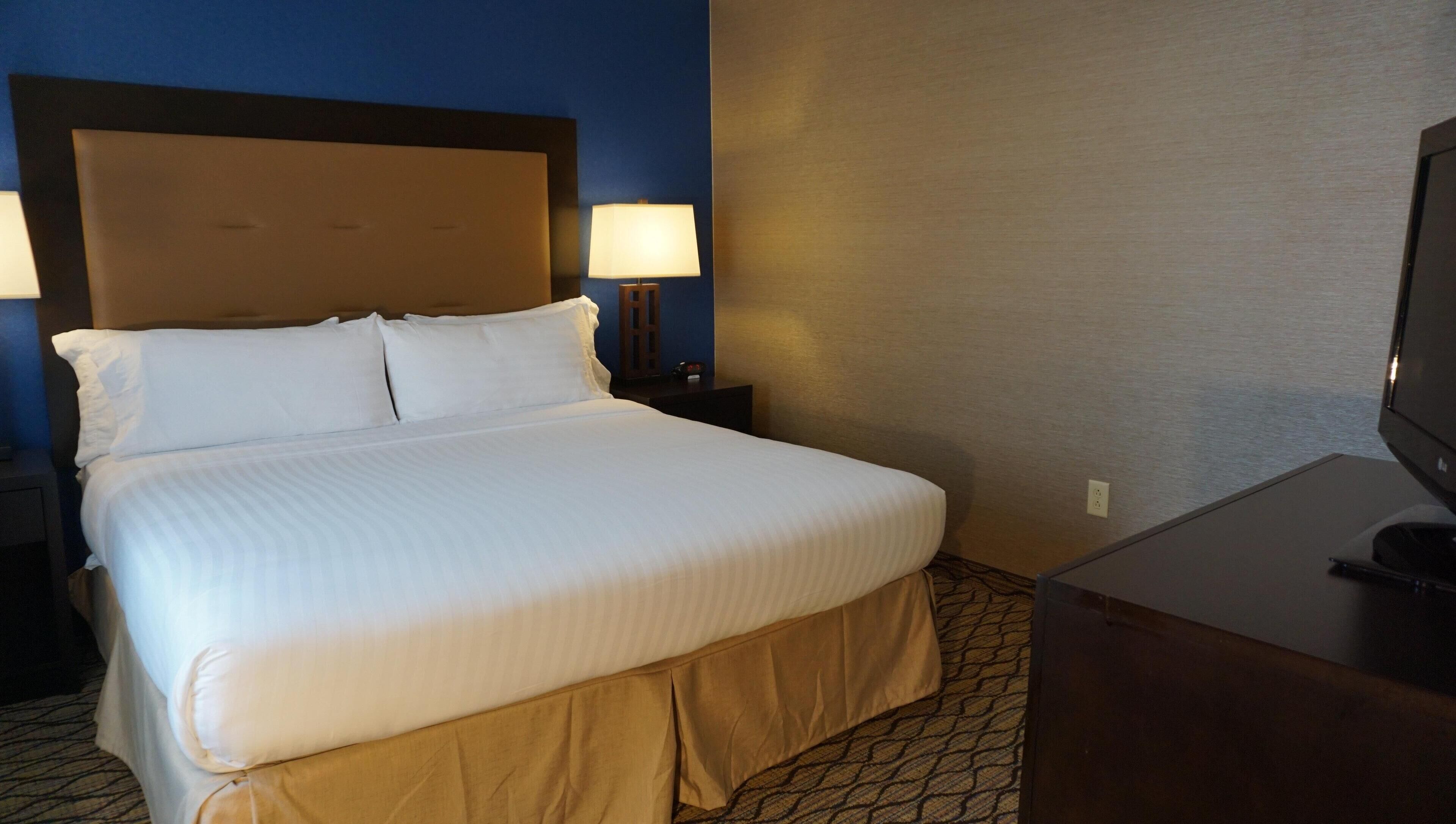 2 bedrooms, in-room safe, desk, blackout drapes