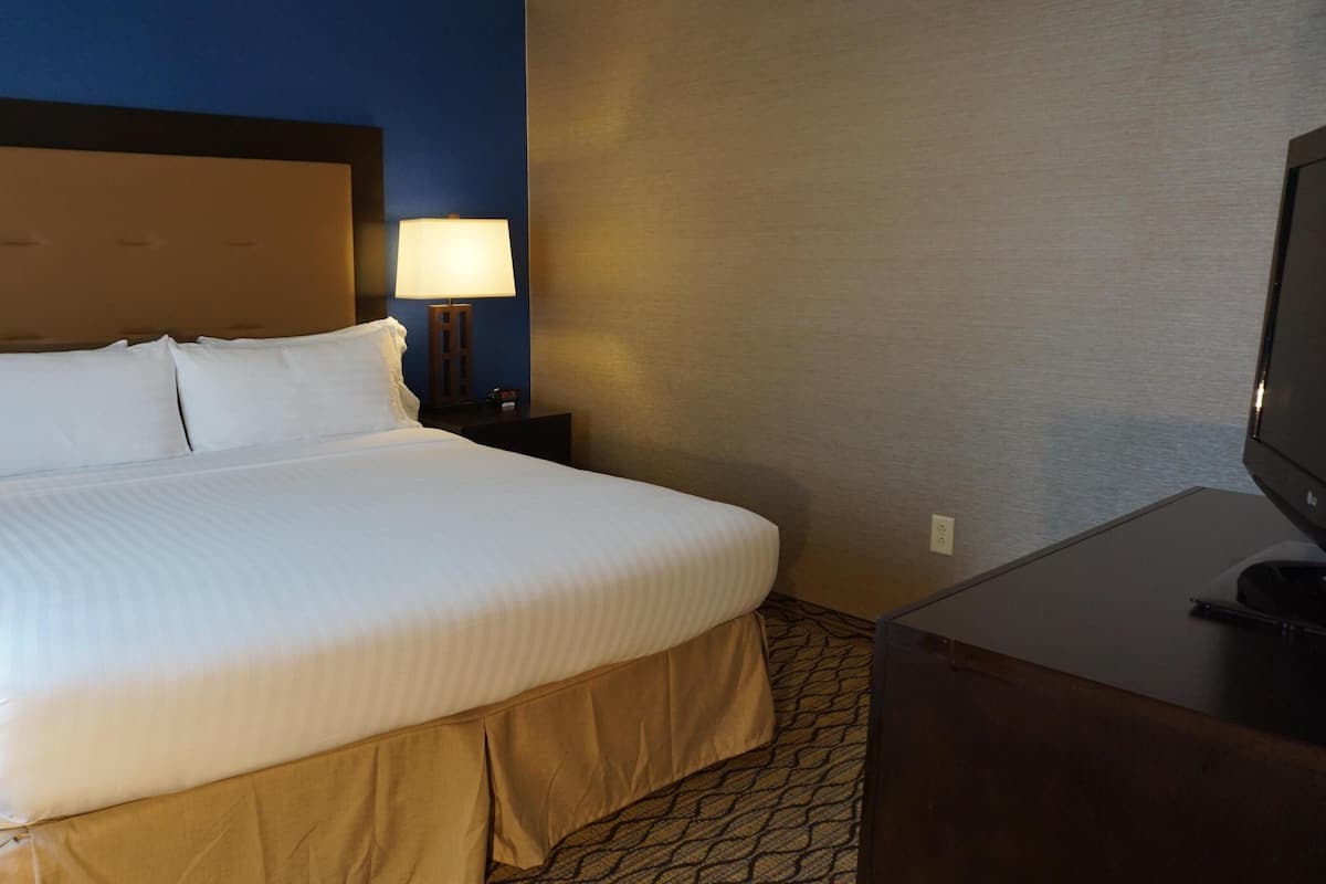 2 bedrooms, in-room safe, desk, blackout drapes