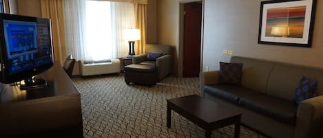 Suite, 1 très grand lit et 1 canapé-lit (Wet Bar) | Salle de séjour | Téléviseur à écran plat de 32 po avec télévision numérique, téléviseur