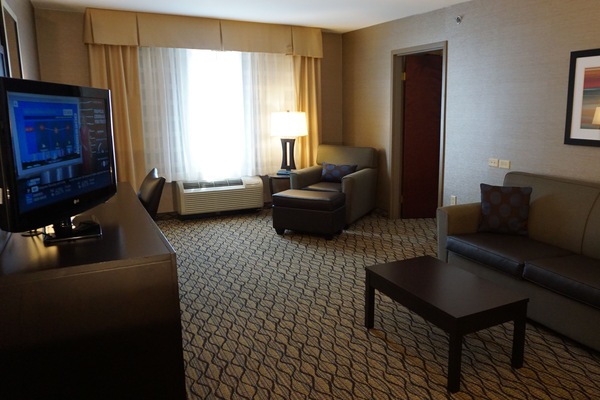 Suite, 1 King Bed with Sofa bed (Wet Bar) | Living room | 32-inch flat-screen TV with digital channels, TV