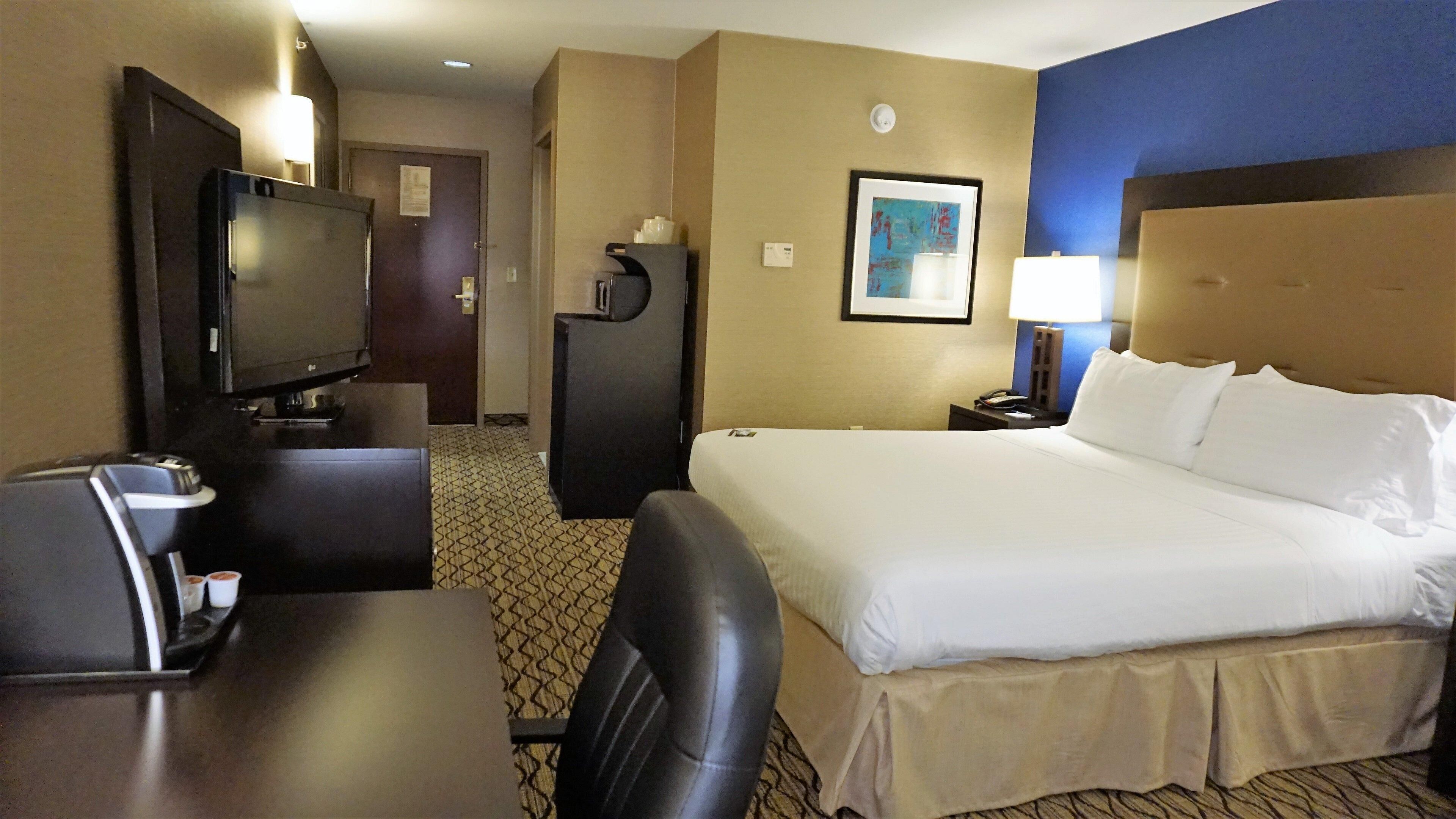 2 bedrooms, in-room safe, desk, blackout drapes
