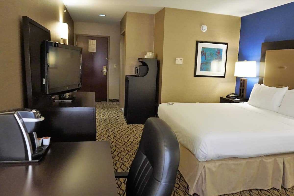 2 bedrooms, in-room safe, desk, blackout drapes
