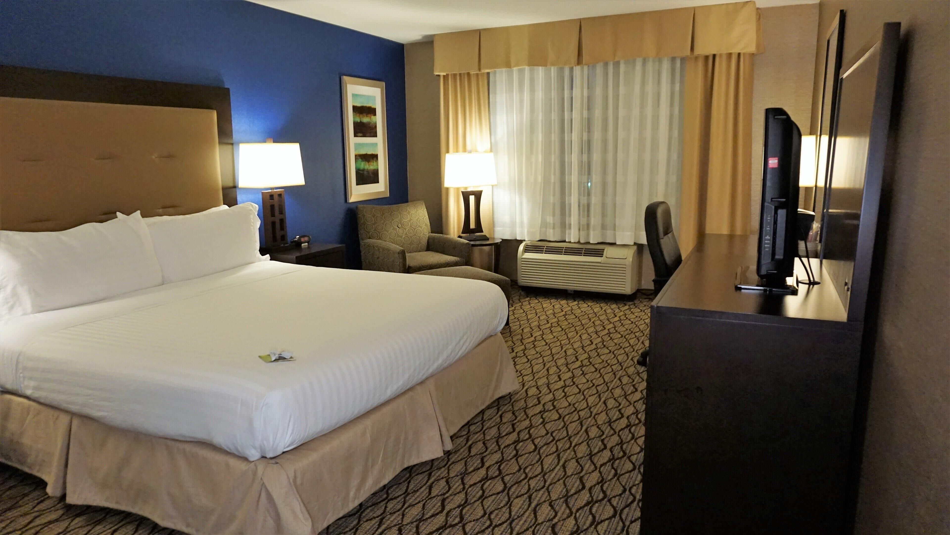 2 bedrooms, in-room safe, desk, blackout drapes