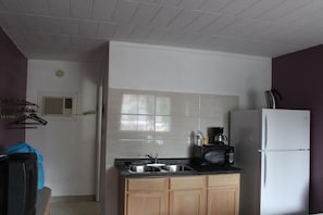 Standard Room, 1 Queen Bed | Private kitchenette
