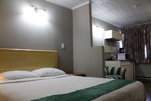 Minibar, individuelt dekorert, individuelt innredet og skrivebord