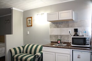 Standard Room, 1 Queen Bed | Private kitchen | Fridge, microwave, coffee/tea maker