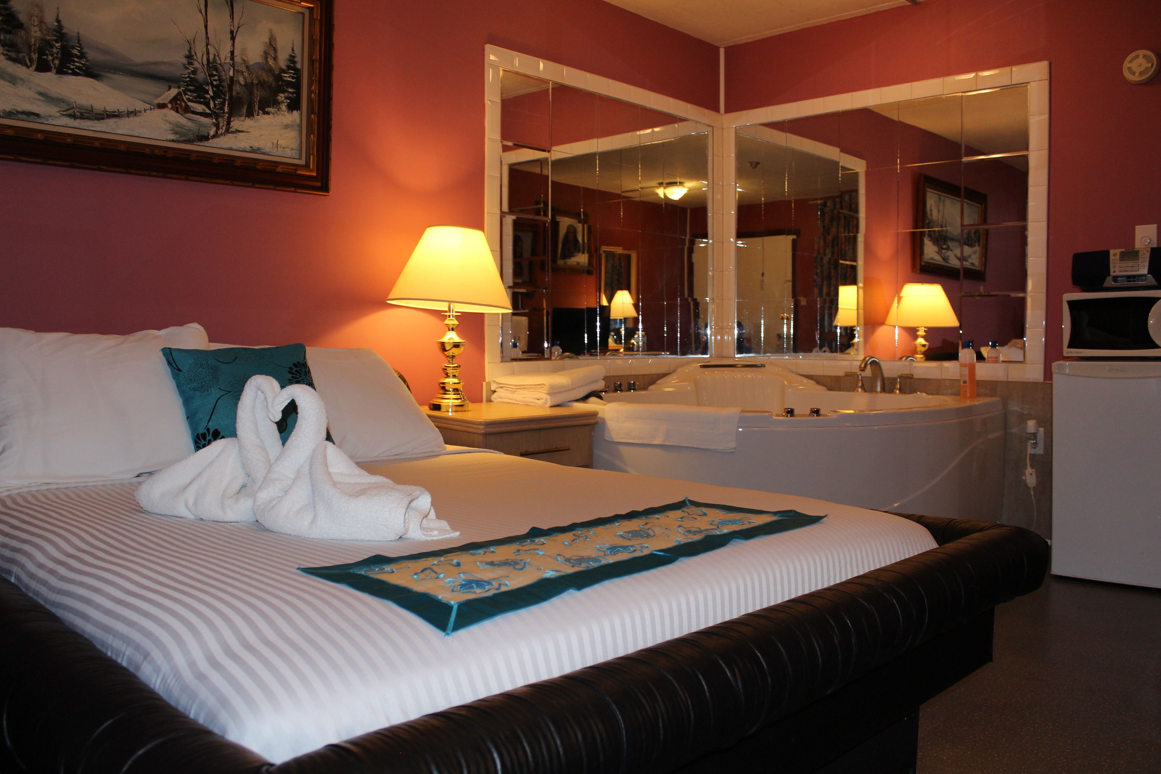 Suíte lua de mel, 1 cama Queen, banheira de hidromassagem | Comodidades do quarto