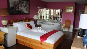 Minibar, individually decorated, individually furnished, desk