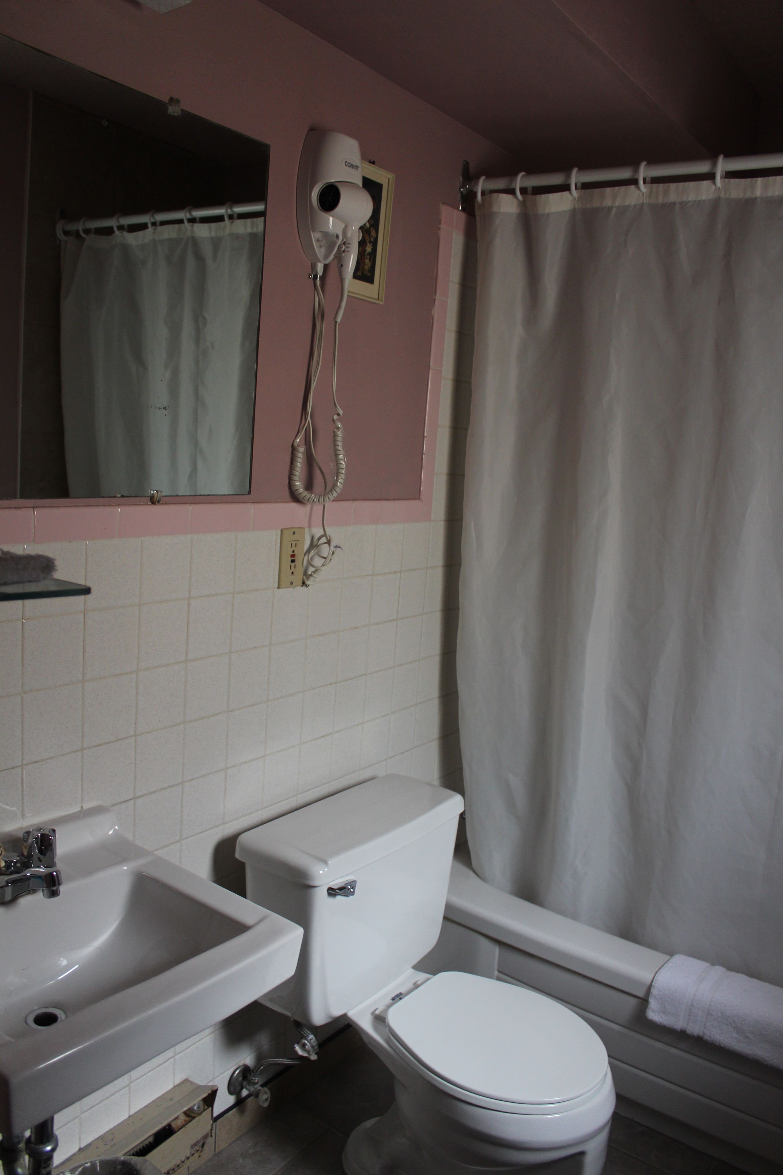 Standard Room, 1 Queen Bed | Bathroom