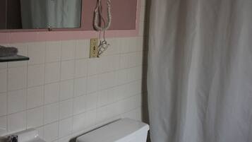 Standard Room, 1 Queen Bed | Bathroom