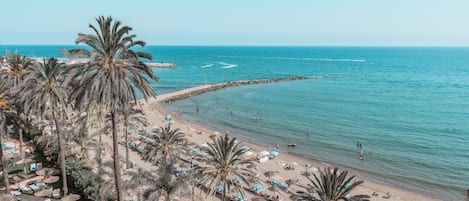 Ubicación a pie de playa y arena blanca