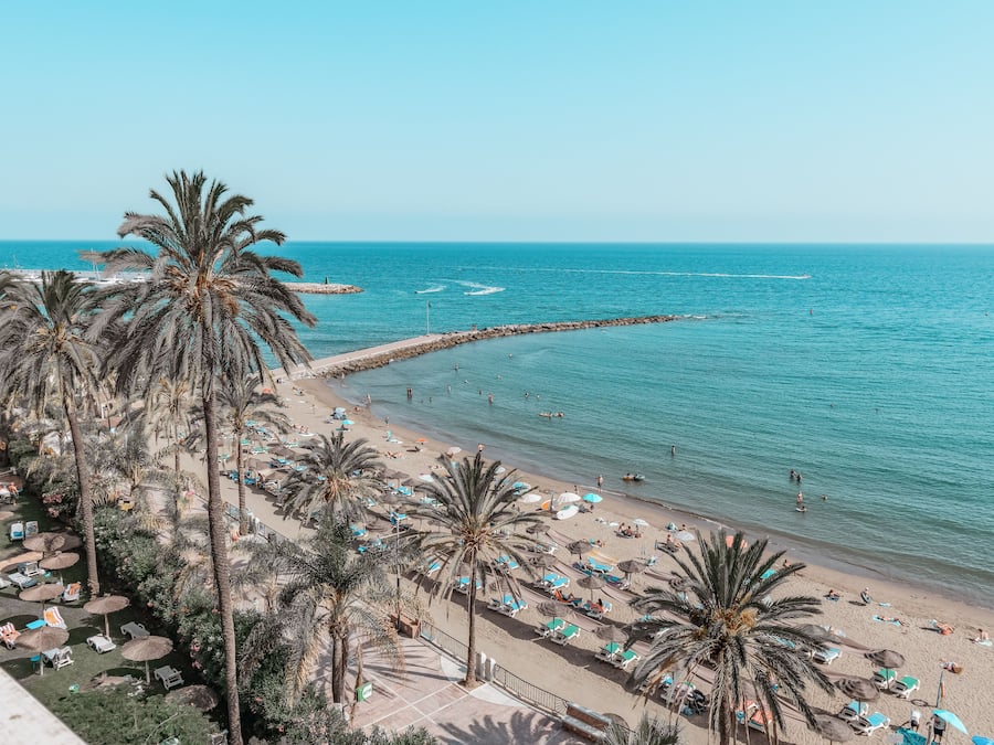 På stranden og hvit sand