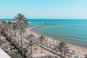 En la playa y playa de arena blanca