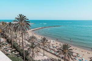Ubicación a pie de playa y arena blanca