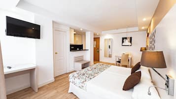 Estudio, 2 camas individuales, terraza, vistas parciales al mar | Escritorio, wifi gratis, ropa de cama