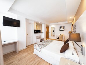 Estudio, 2 camas individuales, Terraza, vista parcial al mar | Escritorio, wifi gratis y ropa de cama