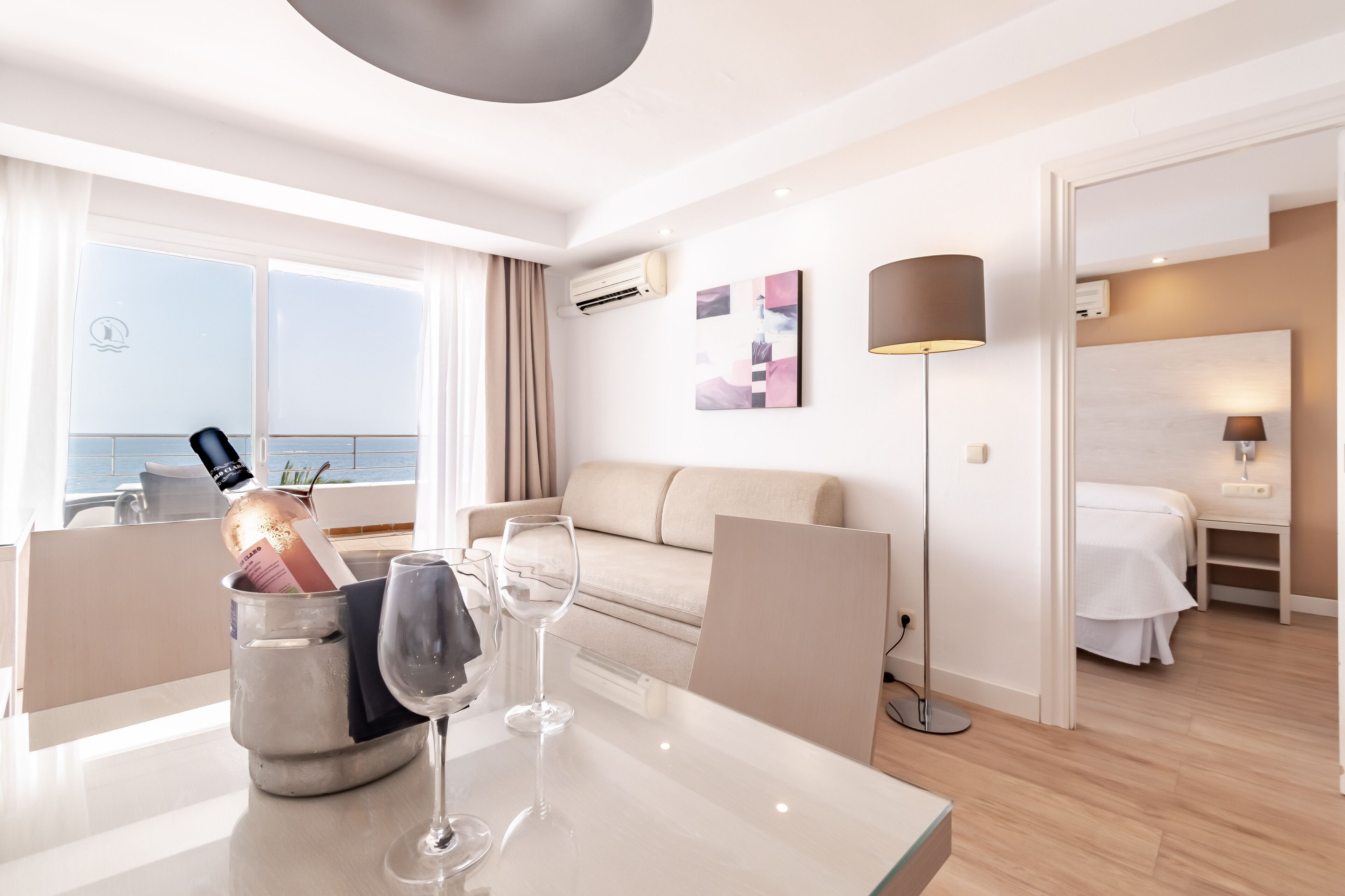 Superior appartement, 1 slaapkamer, terras, uitzicht op zee | Woonkamer | Een flatscreentelevisie