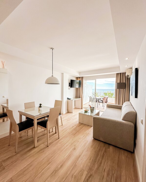 Departamento superior, 1 habitación, Terraza, vista al mar | Escritorio, wifi gratis y ropa de cama