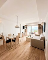 Superior appartement, 1 slaapkamer, terras, uitzicht op zee | Een bureau, gratis wifi, beddengoed