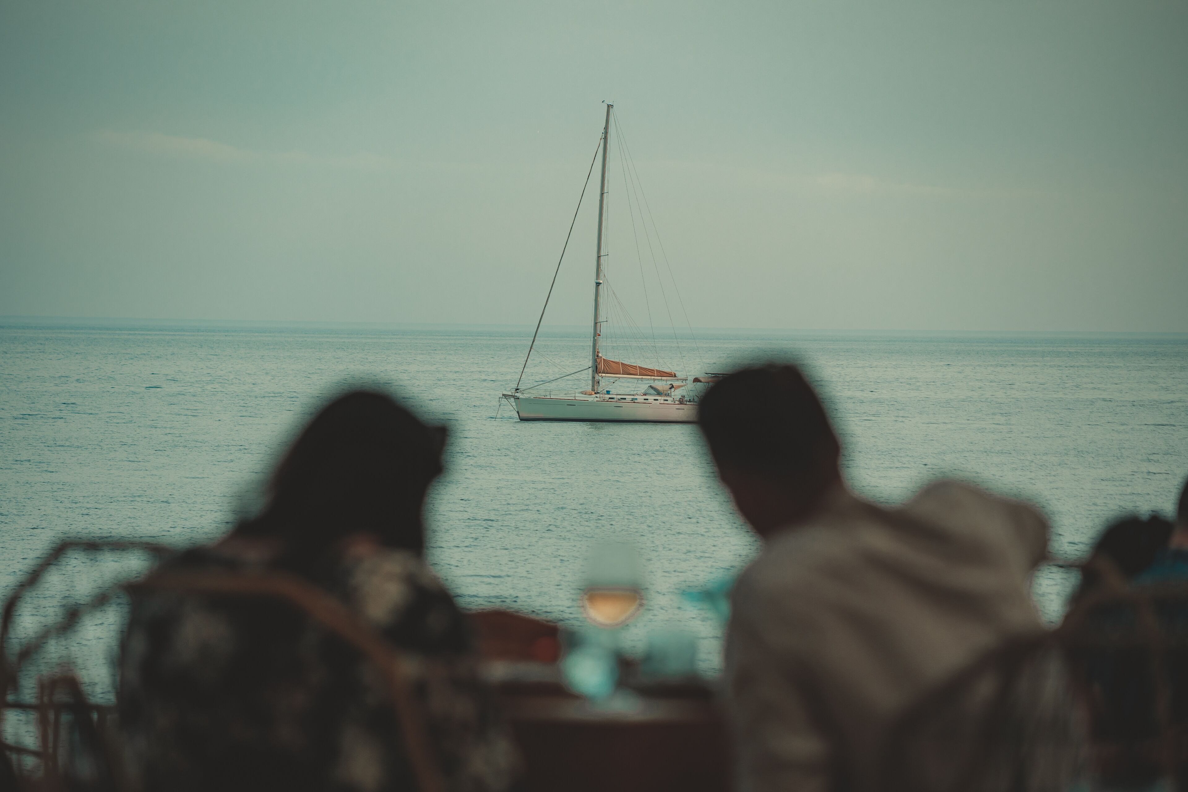 Un velero en aguas tranquilas, visto desde lejos.